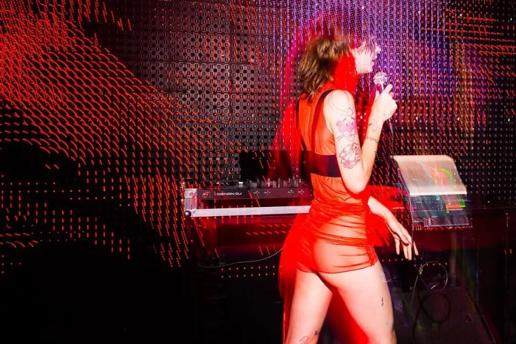 I wanna fuck in a show by indieonline