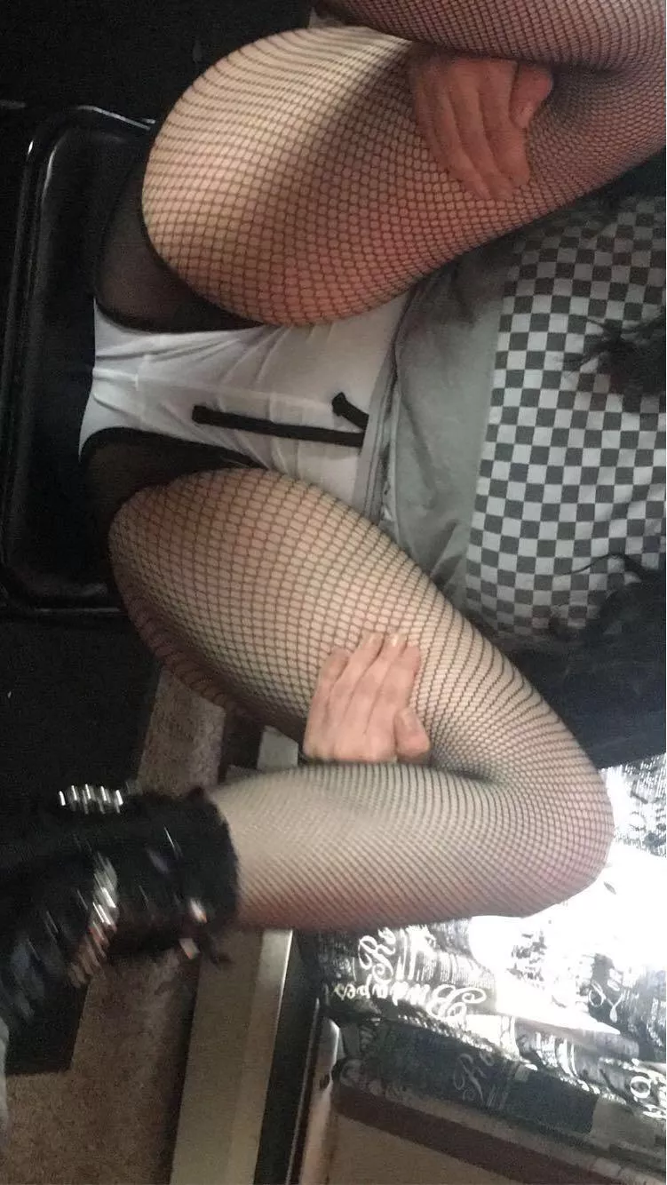 I wanna show him how many people wanna fuck me 😏🤞 posted by bigtittygothGf133