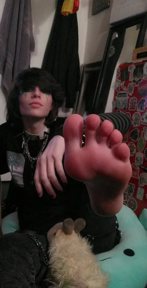 I wanna step on a whole town. by feetiecutie