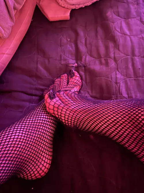 I wanna wiggle my toes in someone’s mouth by dirtyslut644