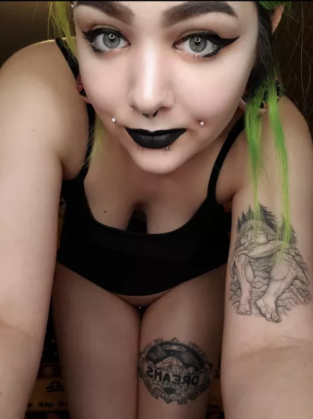 I want a new pathetic beta to play with. One to worship my body from foot to face and to torture his clit over it. I want to turn him into my drooling little slut, despreate for my humiliation. Telegram/Kik: daddyslittlekittyx [cam][vid][rate][pic] [domm by justsmokeandsleep