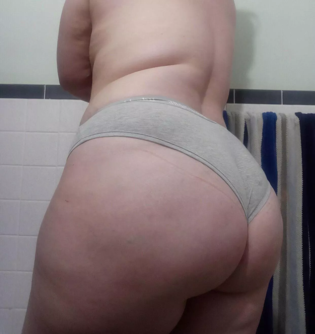 I want one of your hands on my ass and the other around my neck. posted by aviibabe