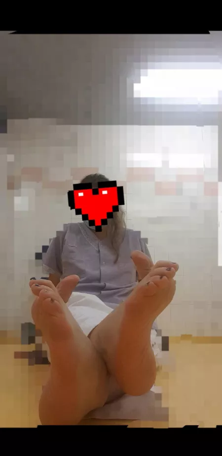 I want Someone to lick my feet and suck my toes by chubby_mia_feet_slut