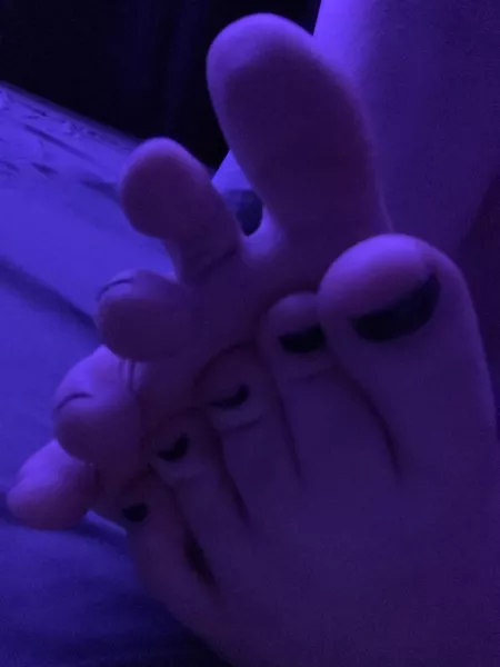 I want someone’s tongue between my toes… 🥺 by xpillowxprincessx