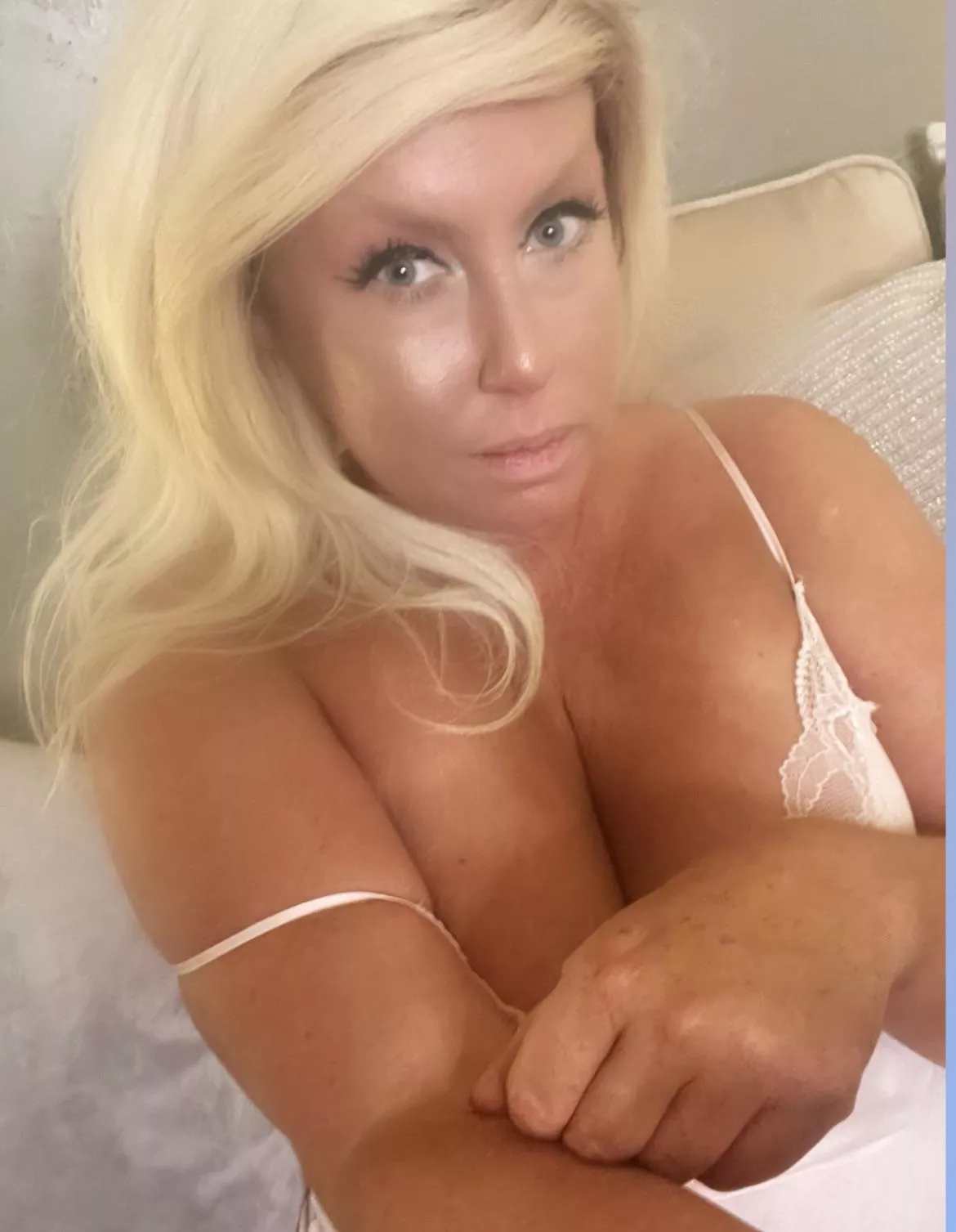 I want to be the girl whose pics u look at when ur horny…. posted by lustyblonde15