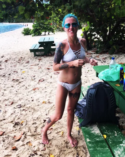 I want to live on the beach by lilglitterbitch