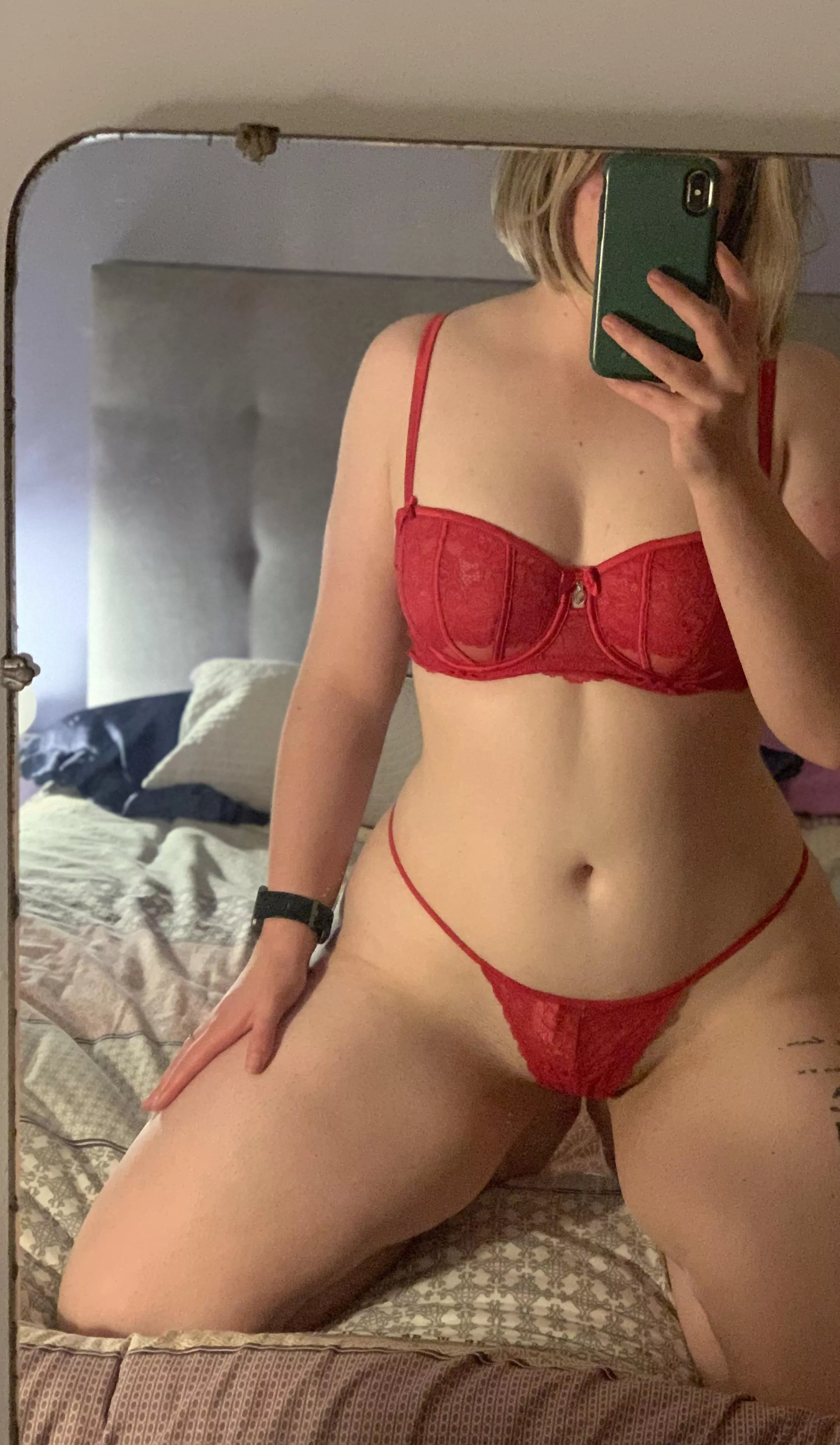 I want to sit on someone’s (f)ace👀 posted by crystalrose__x