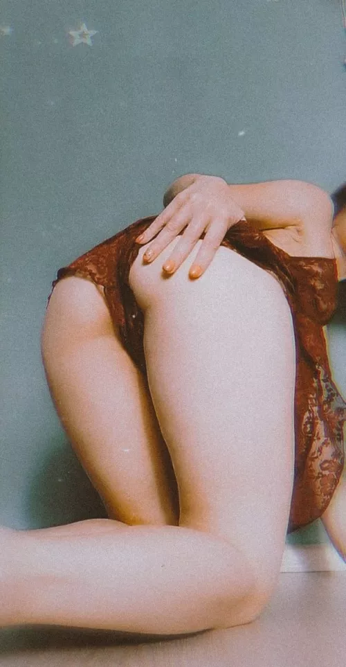 I want to take my panties off, showing you my horny pussy.💥🍓 Do you like fucking me in the doggie position? 🍑🍆 link in the comments