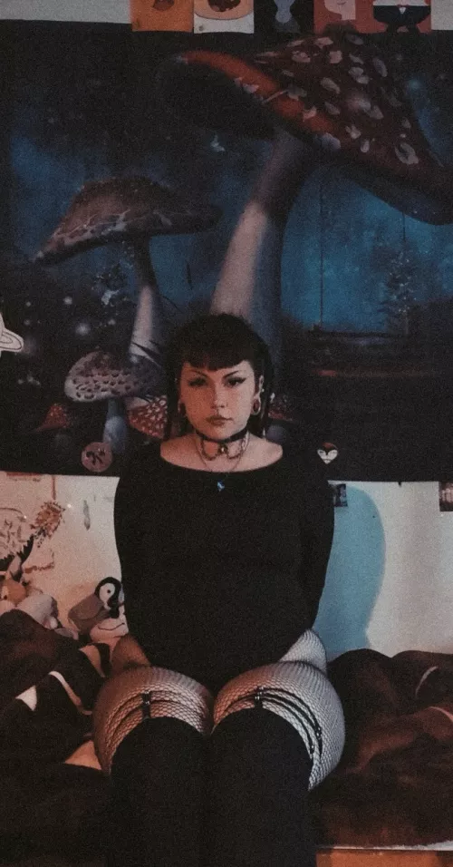 I want you to worship me 🖤🖤 by PrincessShroomie