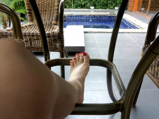 I was curious if ​foot lovers would appreciate this scenery by ThePersianPrincex