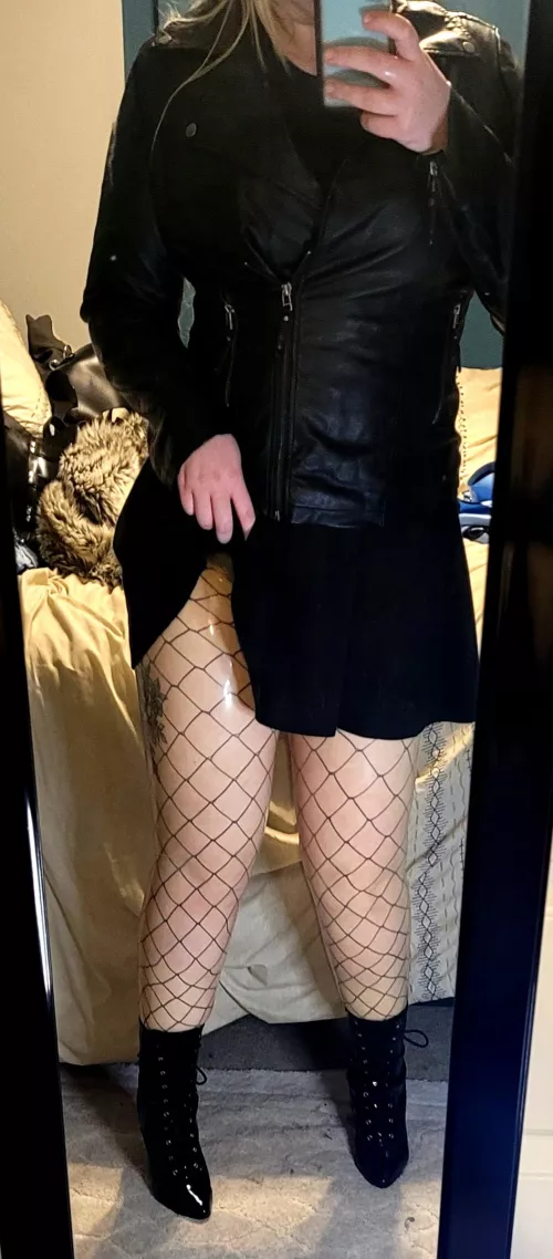 I wish I got the shine to pick up better but some stealthy latex for Valentine's day dinner 💚 by SweetheartLatex