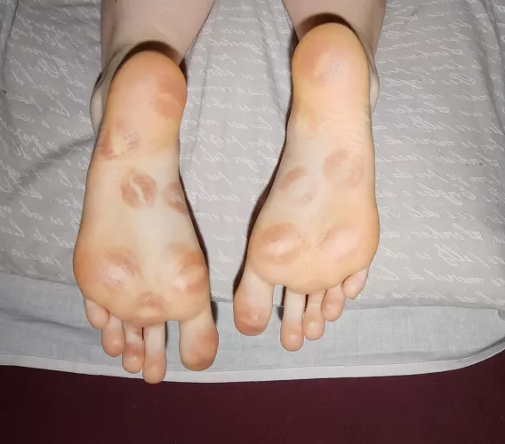 I wish someone would leave kiss marks all over my soles like this~♡ by EsteriFicational