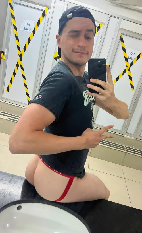 I wished someone use my pussy in the locker room by OFMartinPescador