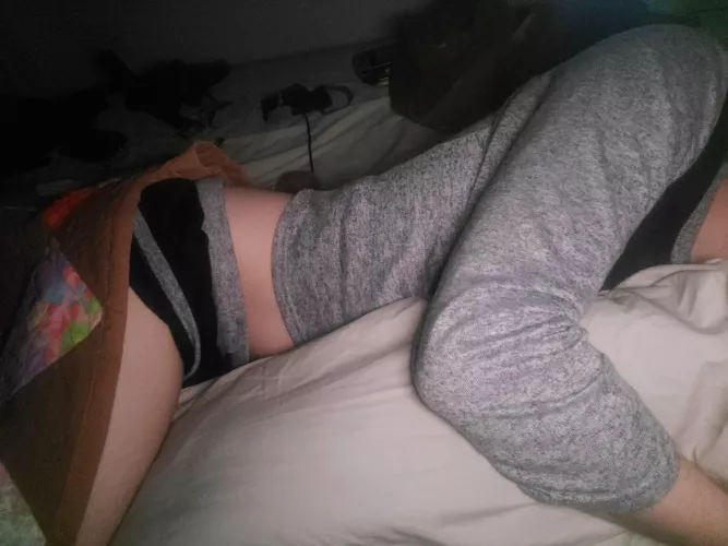 I woke up in the middle of the night, does anyone want to hold me or cuddle with me while I fall asleep 🥺pwese