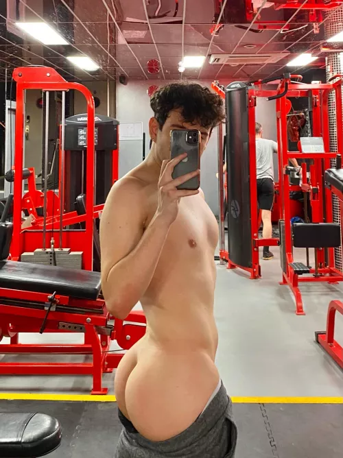 I wonder if he’ll turn around.. by London94SM