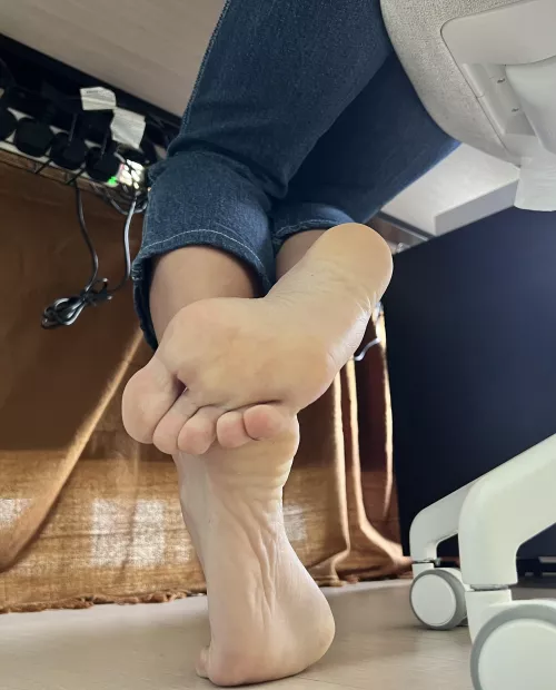 I work, you worship my feet 💕 by FeetForTheWorld