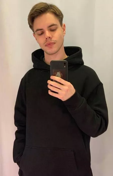 I would like to make new friends in Reddit. I'm from Russia, so if you know Russian language that's would be great. Have a good weekend! ☀️ by vale_space