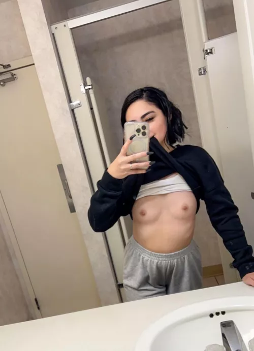 I’d like to see some huge cocks twitch over me 🥰 kik: yourprprincess 👅 by jaileen1993