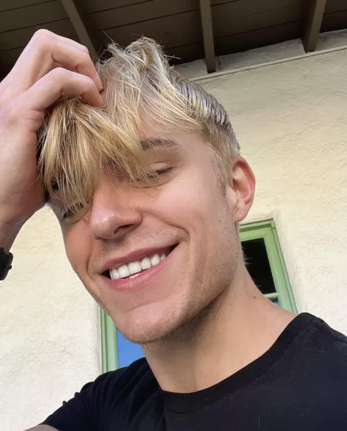 I’d love some Reddit suggestions, what are some of your favorite topics or subreddits to follow? 🤍 by ThatSimYouKilled