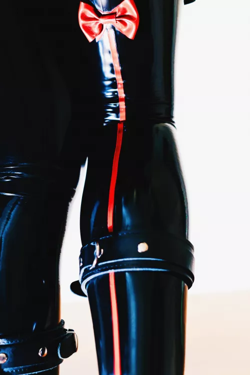 Idk about you all, but I love the skindentation these restraints give on my latex stockings! by frauwke