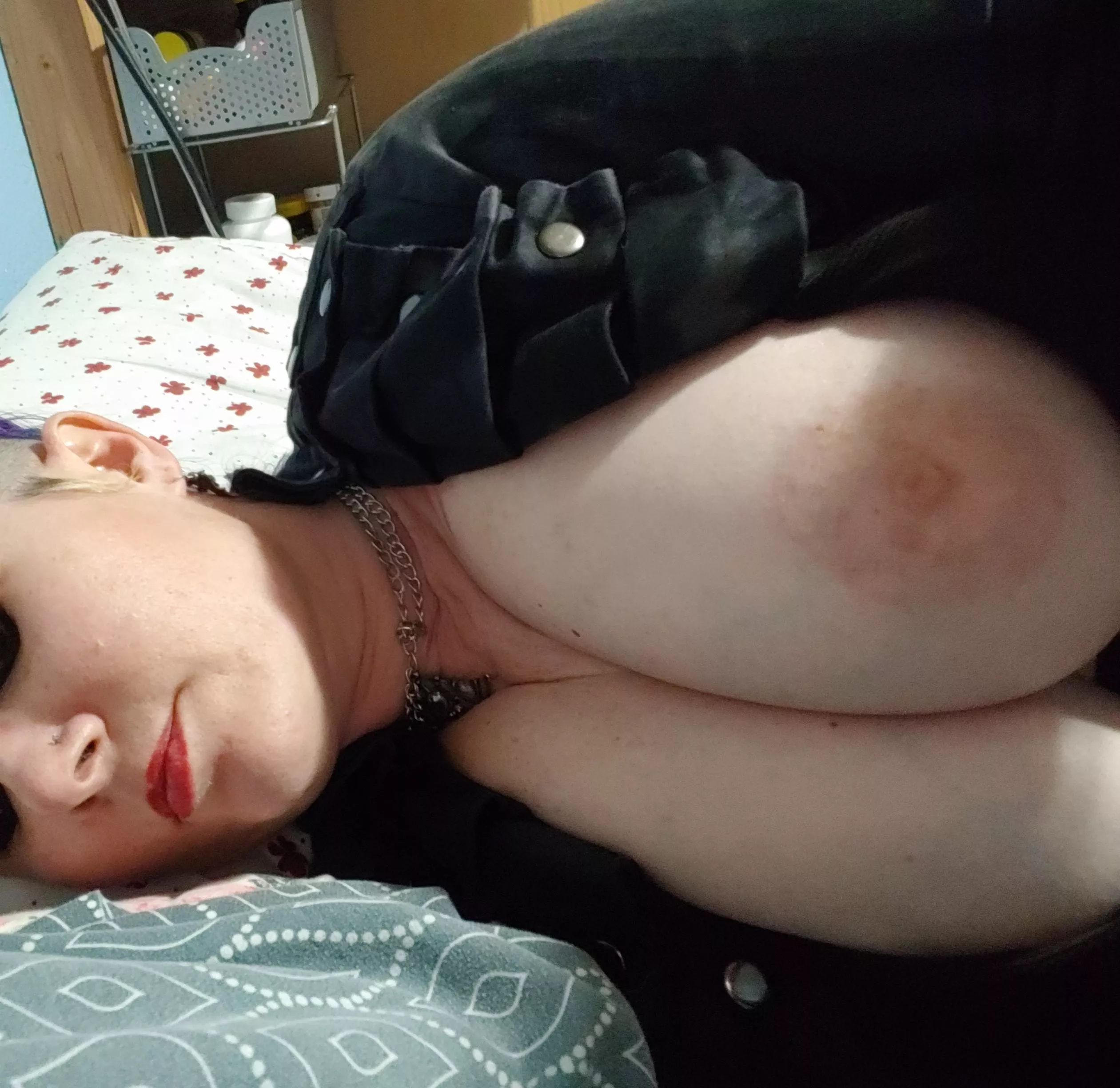 If I let you handle these titties what would you do with them? 😏😩💦 posted by DezrtBat