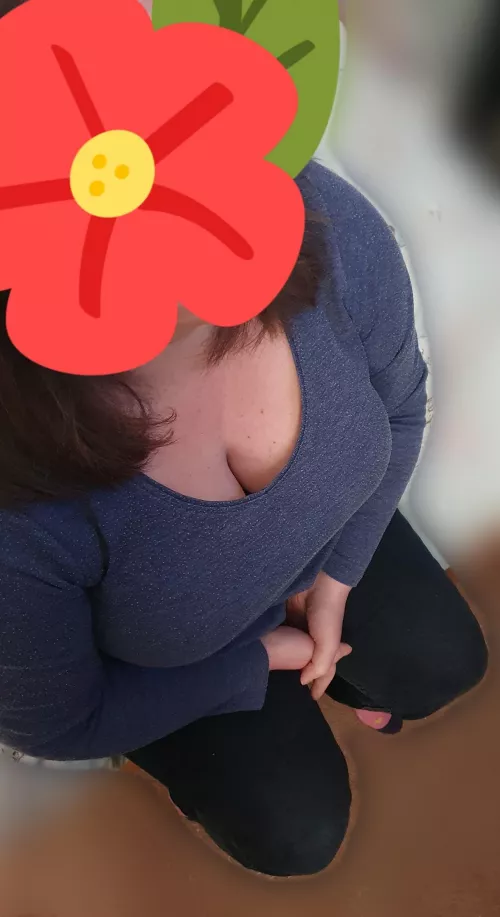 if I was sat at the end of the bed like this, what would you do? xx (45yr old mom)