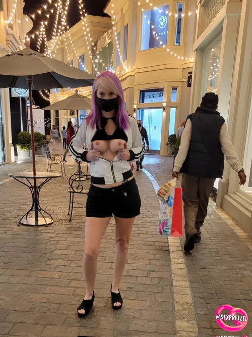 If we go shopping I make it worth your while by sexpretzel_