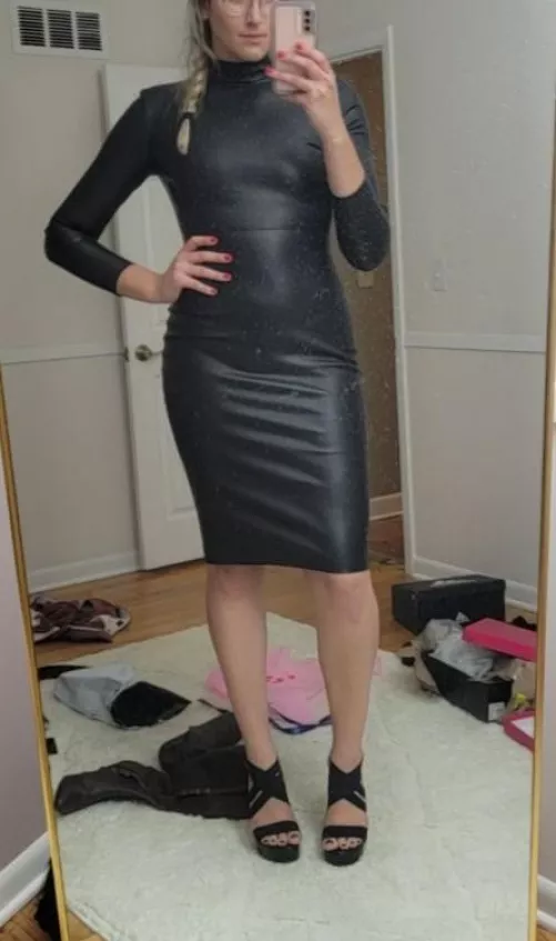 If you do a good job cleaning this room I'll let you worship my legs. If you show me how good of a slave you are I'll milk your prostate in return 😘 by collaredbabe