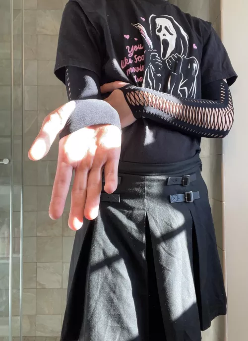 If you give me some attention, i'll show you my dick. Sound fair? by KinkyTransGirlSounds