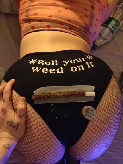 If you like to smoke, put me as ur wallpaper! [ OC ] posted by KinkyKomorebi