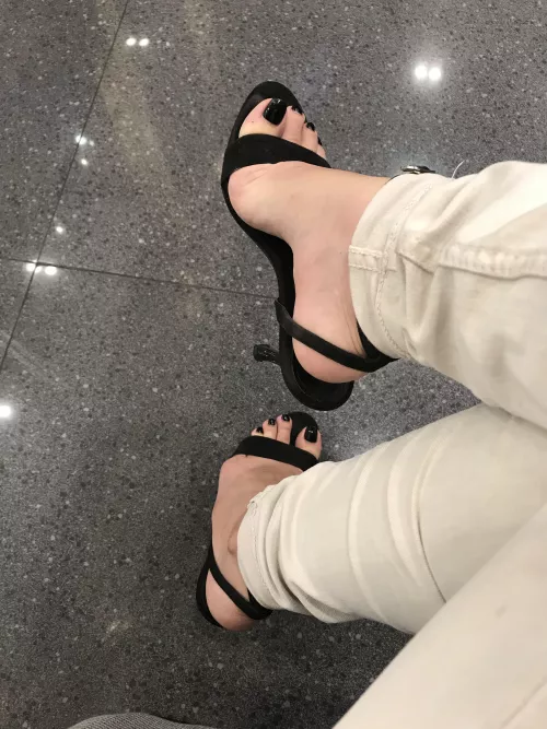 If you saw me, would you come say hi? by Sea-Lead-3093