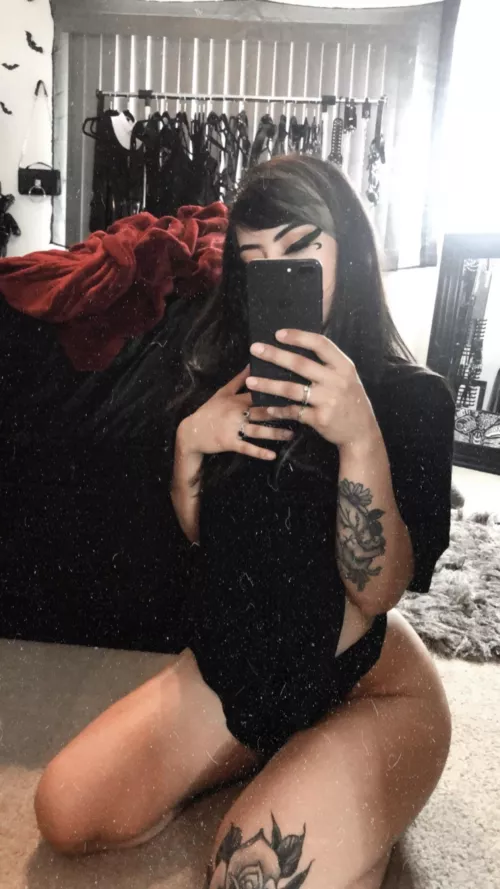 If you see this… that makes me your girlfriend now 🖤 👉🏼👈🏼 by StayAtHomeCoffinbae