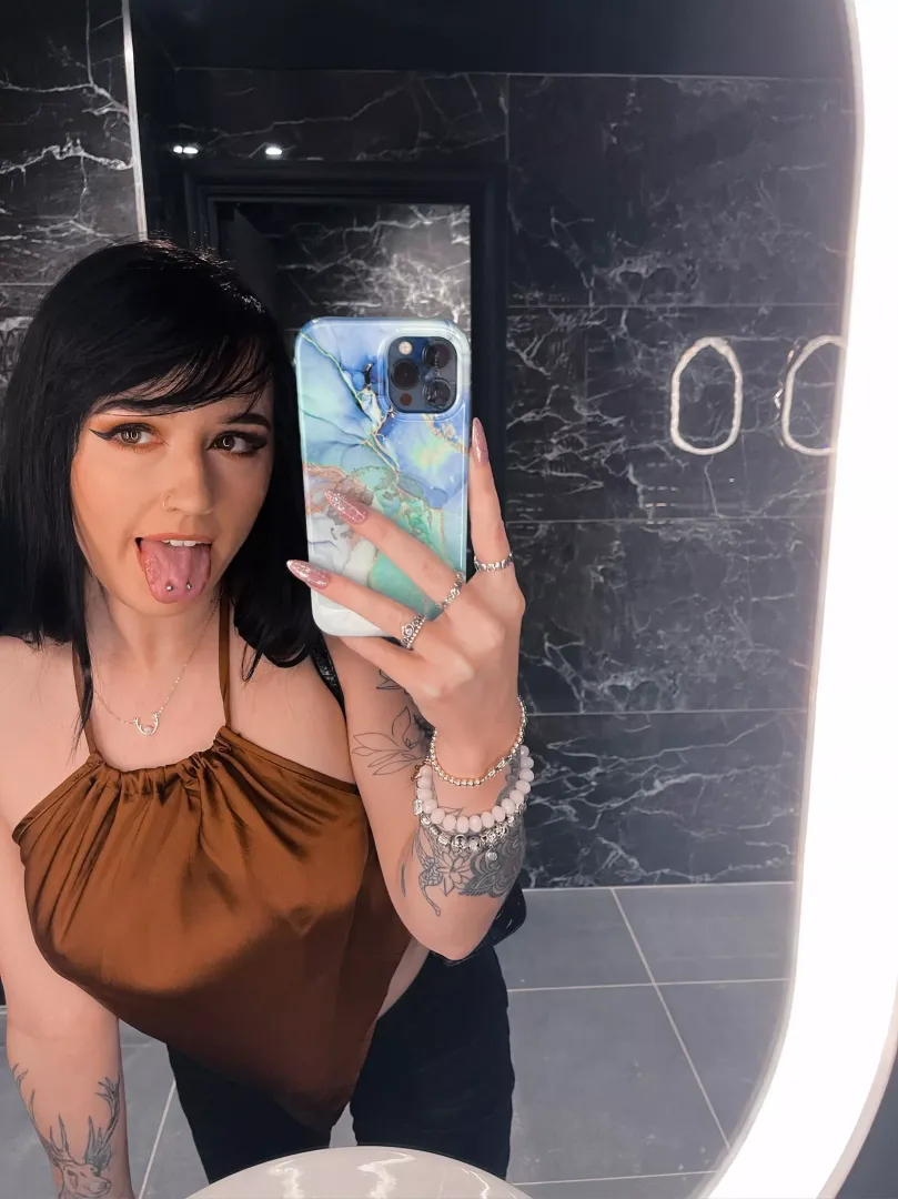 If you seen me out would I catch your eye 😉 posted by _pinkfoxx__