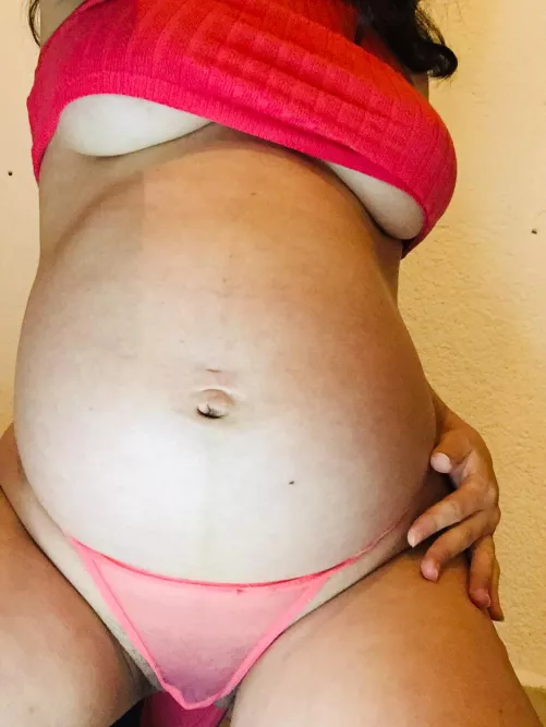 If you want to see how my body and my fertile tits swell, follow me in my day to day. 26 weeks, petite and young student. Link in profile and comments 😘🔥🔞🖤 by mommymarro