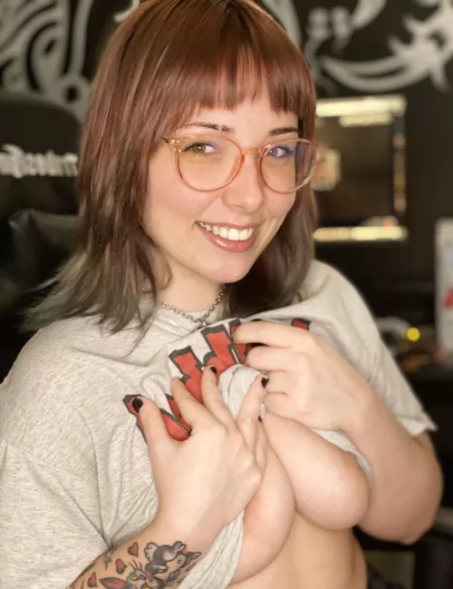 i’ll give you a peek 😚 by emptygogurt