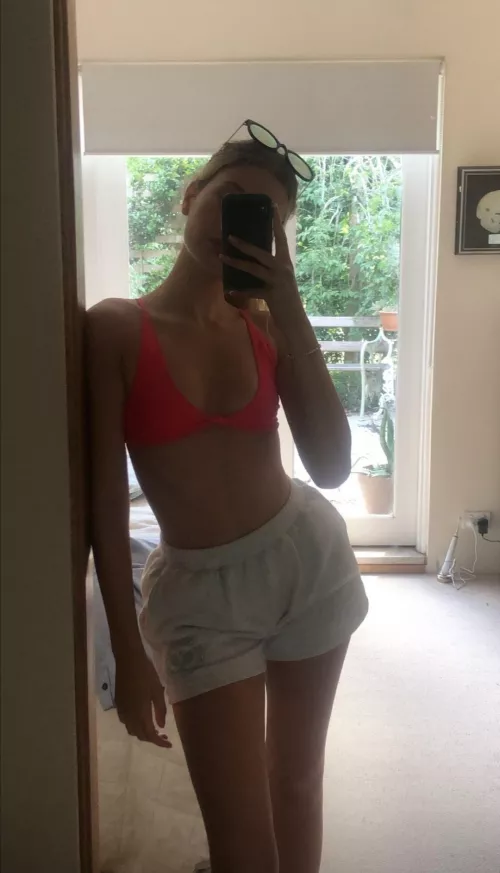 I'm 21 [F] and 6'1 and insecure af. I feel very unwanted because I can't find any tall men (taller than me) that I can hang out and have fun with. How do you Girls do it? by Brief-Monk