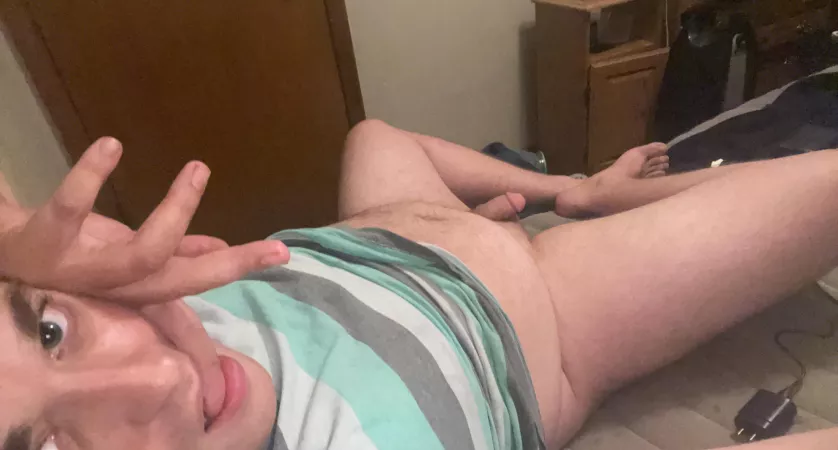 I’m 29 from Iowa and this morning it’s just little guy and I waiting to get sucked 💁🏻‍♂️😜 hmu by Travii2992