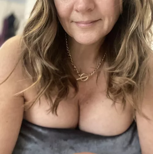 Im a 54yo Exec and so happy today is Friday… who’s ready for some fun? by Lynnzertart1