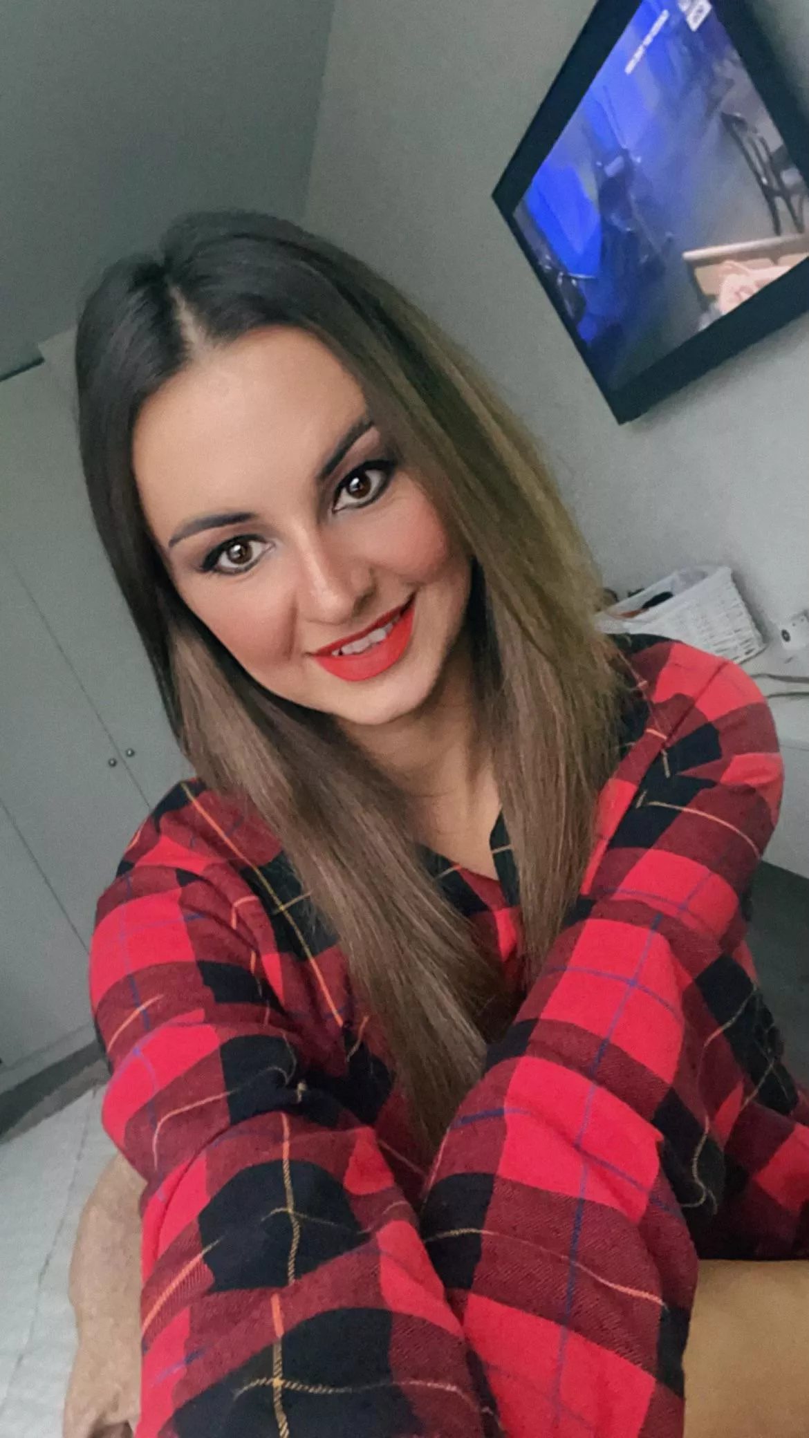 I’m a Brunnete in flannel. Looks sexy? posted by Tamara_Sunshine