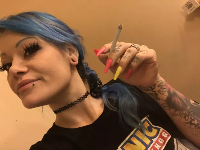 Im a cutie, I love first smoke of the day 💕 by jxxxa