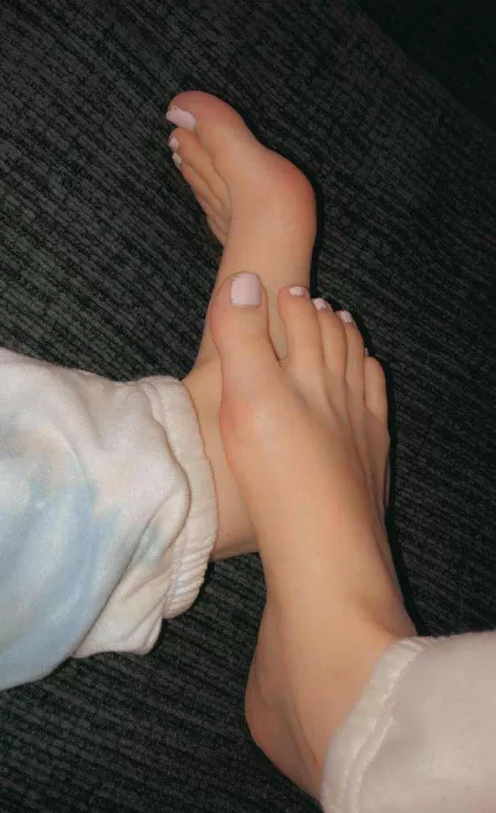 I’m a simple mistress seeking a submissive slave who is ready to worship my feet chat me on snapchat Kendrabecca by ISAWiLL26