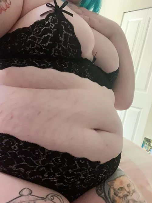 I’m about to burst out of these 😳 by azubutts