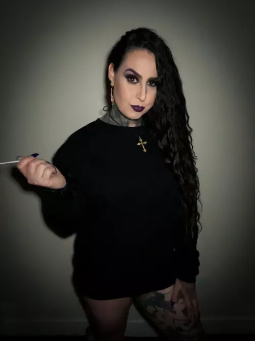 I’m actually 6’4 sometimes the camera makes me look small. There’s only 1 small thing about me but that’s tucked away 💋🍭 by chxdany