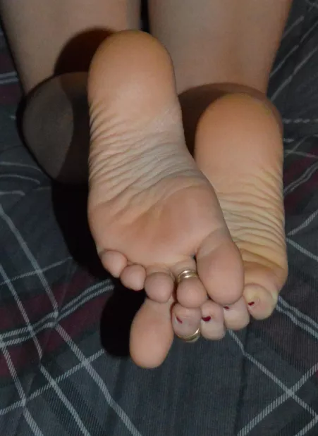 I'm bearing my soles! by Toetallyginger88