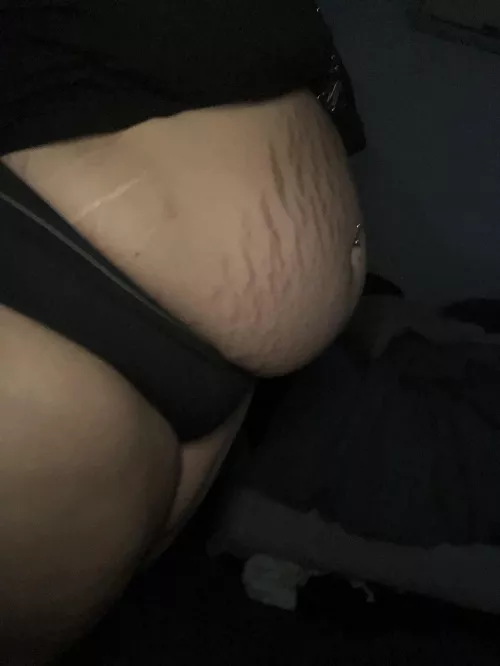 I’m being such a piggy it looks like I’m pregnant again but I’m not. by keiralee26