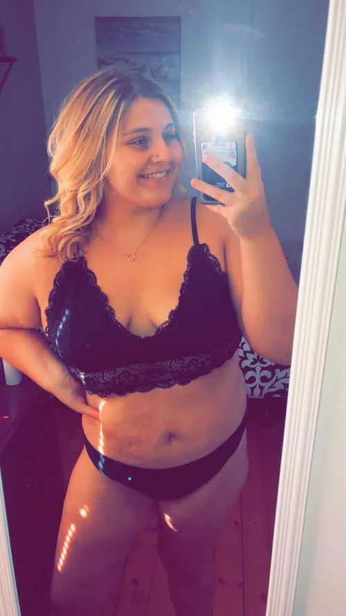 I’m cute and full. 20F by Stepped_on_tail