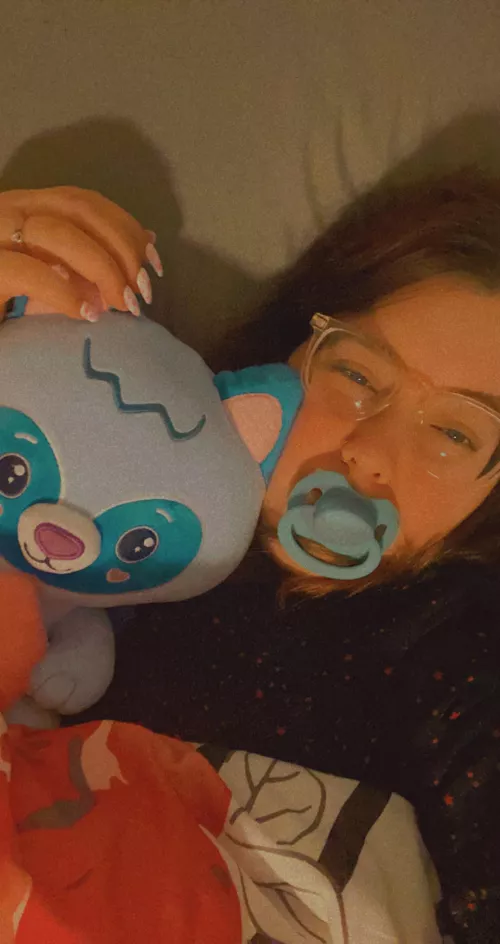 i’m doing my college placement virtually today but i had a tough morning so im taking my lunch break to be cute and smol and cuddle rosco 💕 by royalspiice