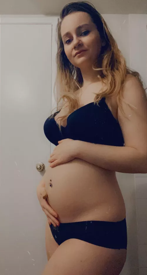 I’m getting a bump ahah I’m so excited and happy 😃 by Skarletluvya