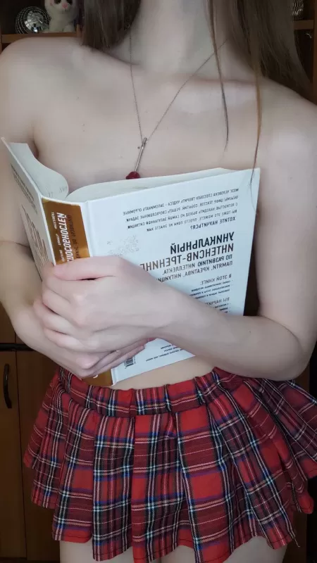 I'm going to read a book and you're going to stick your dick in my buns, aren't you?🍆🍑 Subscribe to me soon, I'm ready.😻👅💥Link below by oretaramid