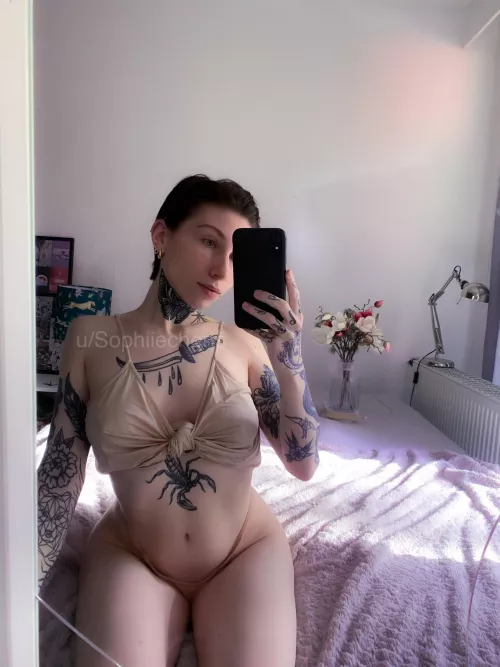 I’m here to prove that short hair chicks can also be hot by Sophiiechens